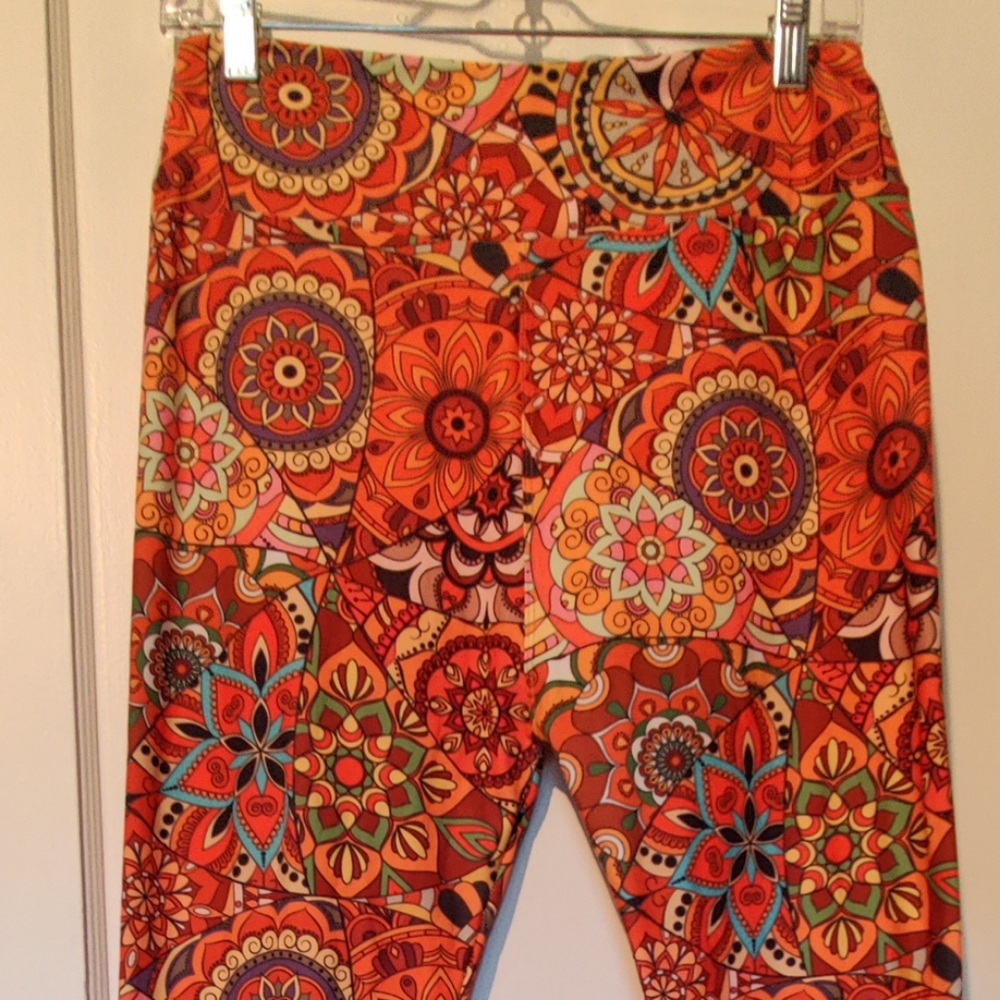 Never worn, funky print leggings